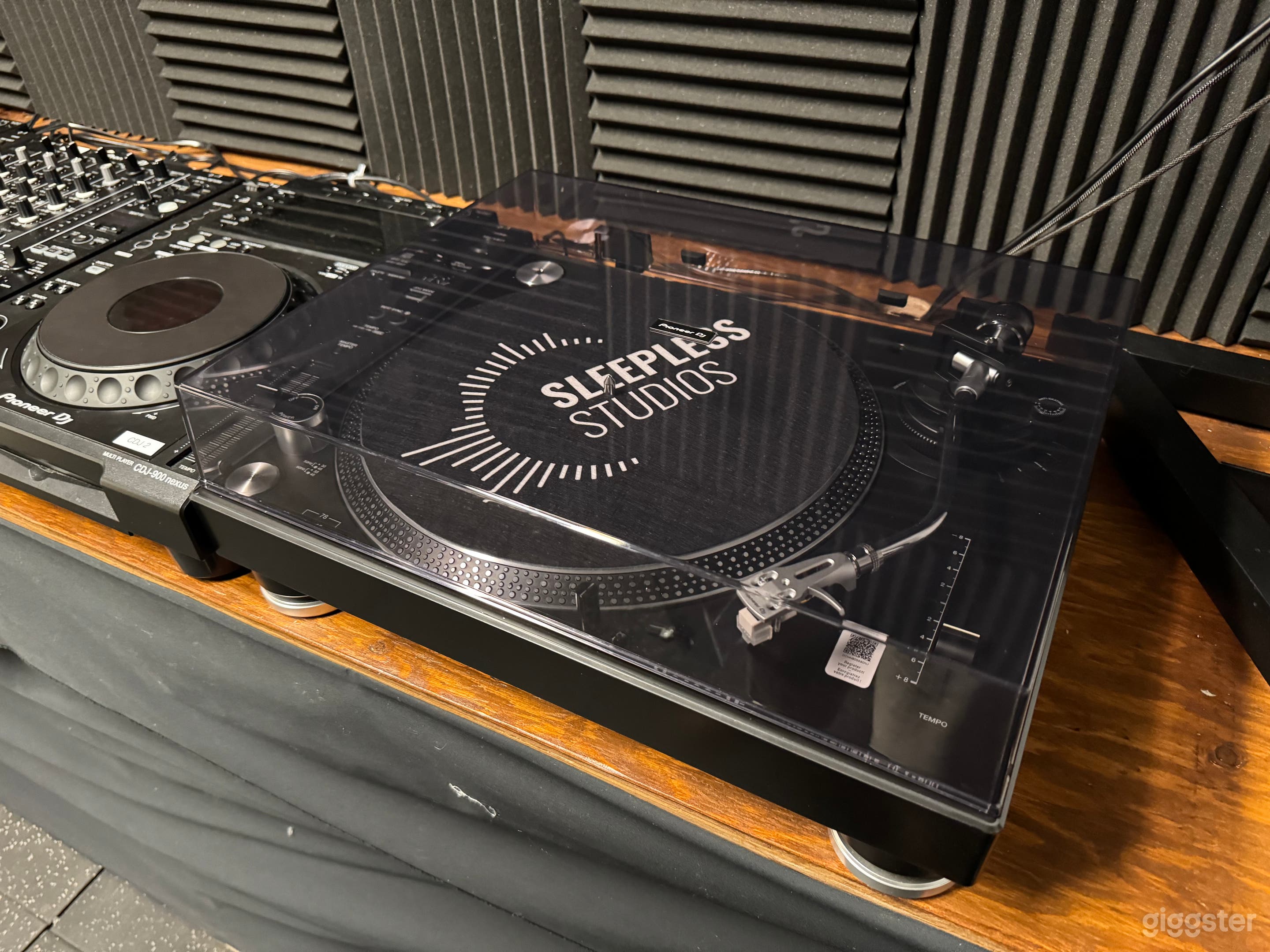 The Vinyl DJ Studio: A High-Fidelity Space for Analog Mixing and Vinyl Enthusiasts Photo 3