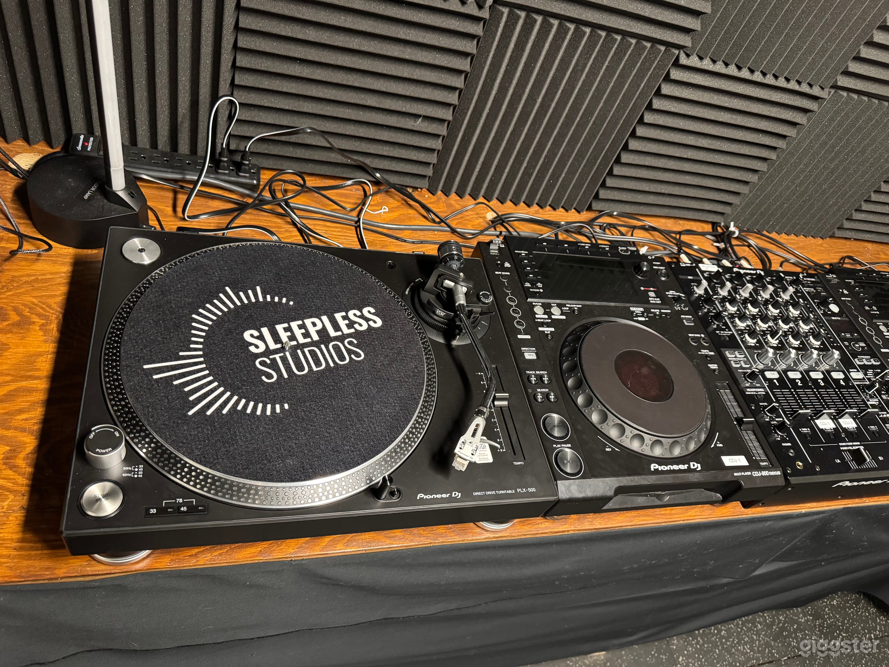 The Vinyl DJ Studio: A High-Fidelity Space for Analog Mixing and Vinyl Enthusiasts Photo 2