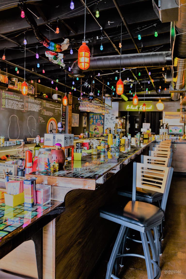  Warm Retro beer & wine bar 