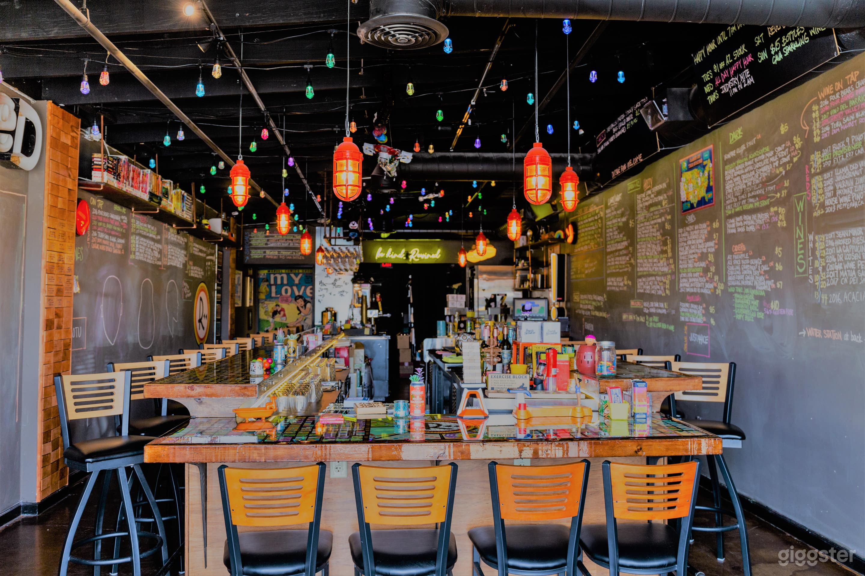 Warm Retro beer &amp; wine bar Photo 2