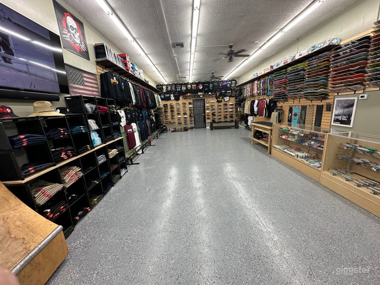  Magasin de Skate Urbain avec Beaucoup d'Espace au Sol et Hauts Plafonds 