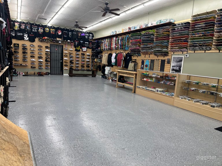  Magasin de Skate Urbain avec Beaucoup d'Espace au Sol et Hauts Plafonds 