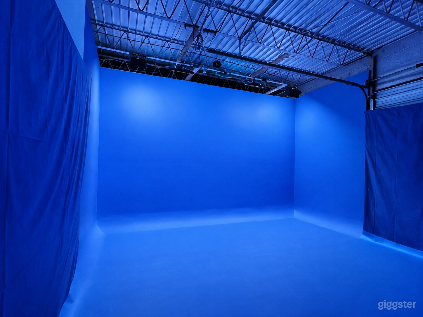 ONLY CYCLORAMA BLUE SCREEN STUDIO IN HAMPTON ROADS! Photo 1