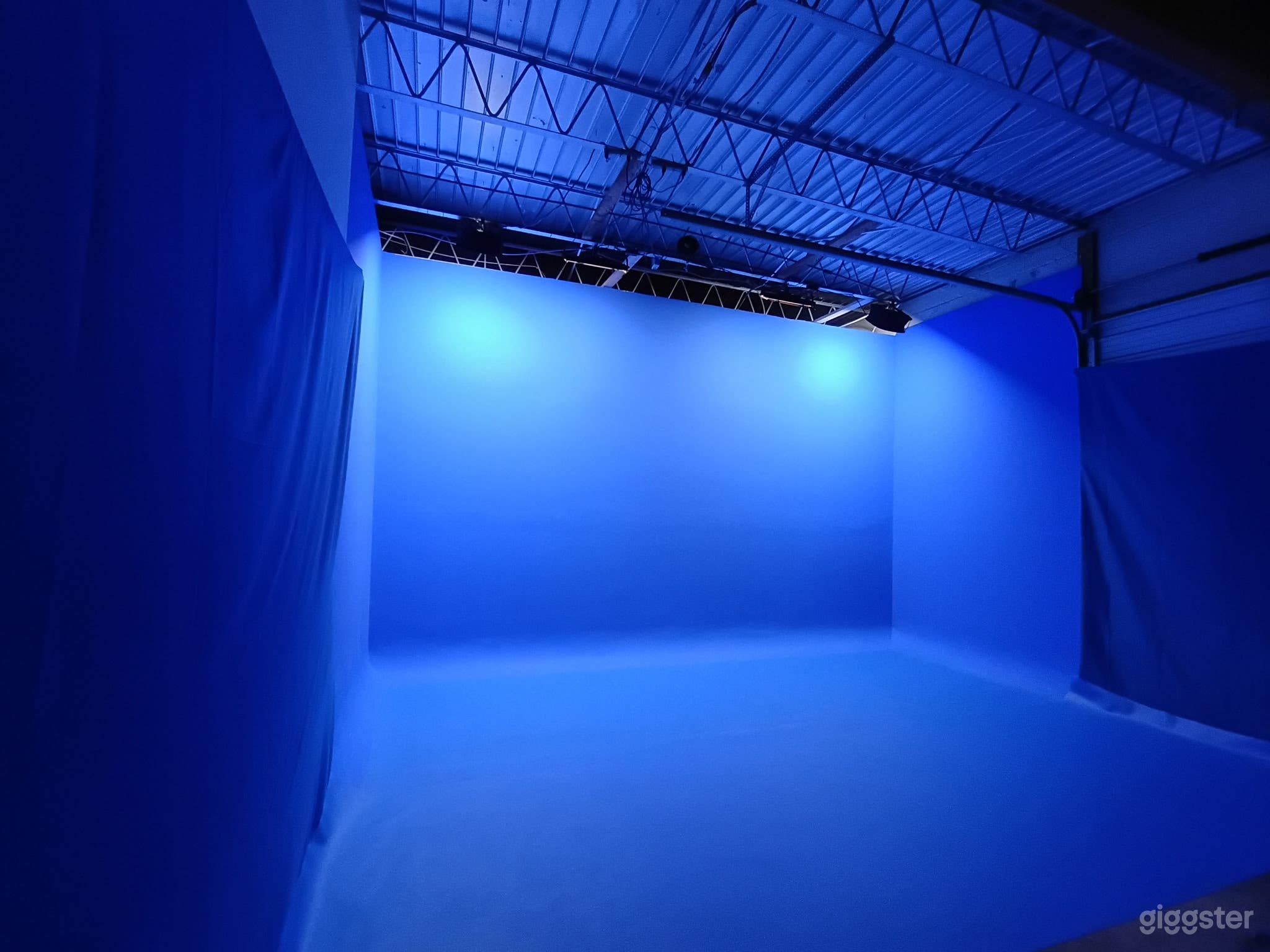 ONLY CYCLORAMA BLUE SCREEN STUDIO IN HAMPTON ROADS! Photo 2