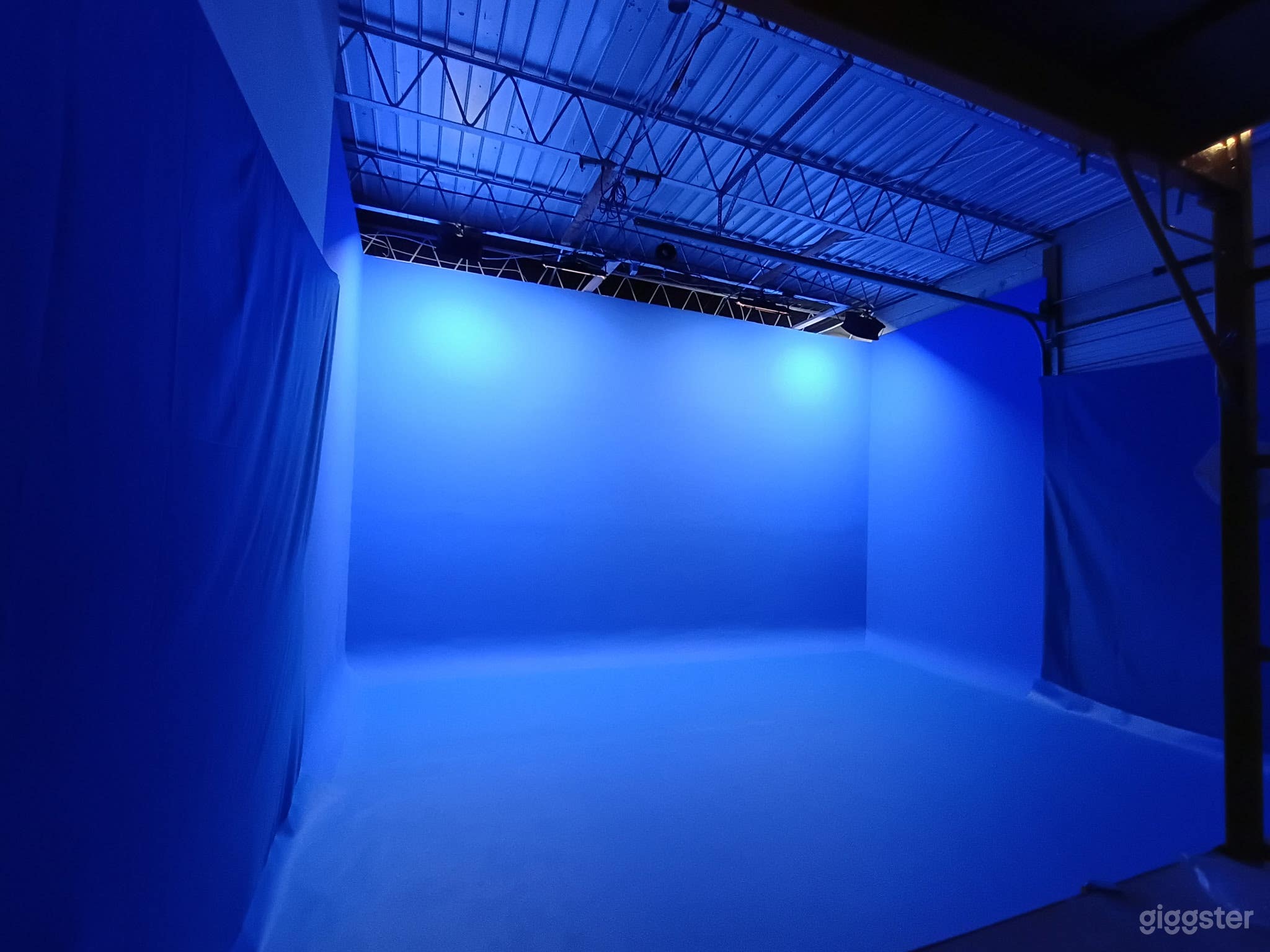 ONLY CYCLORAMA BLUE SCREEN STUDIO IN HAMPTON ROADS! Photo 3