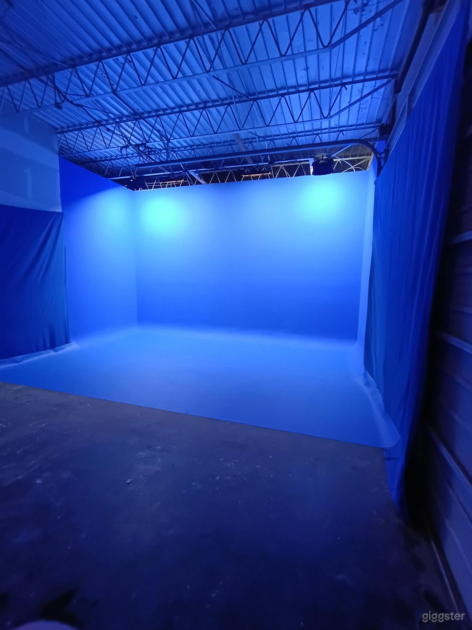 ONLY CYCLORAMA BLUE SCREEN STUDIO IN HAMPTON ROADS! Photo 4