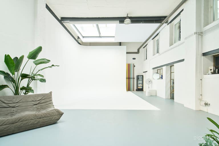  Tageslicht-Fotostudio mit L-förmigem Cyclorama, Köln 