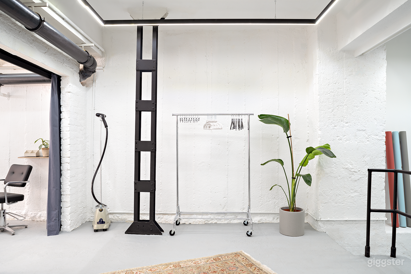 Daylight Photography Studio with L-Shaped Cyclorama, Cologne Photo 4
