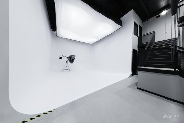  Estudio con Ciclorama en Forma de U y MEGA Softbox Aéreo, Springvale 