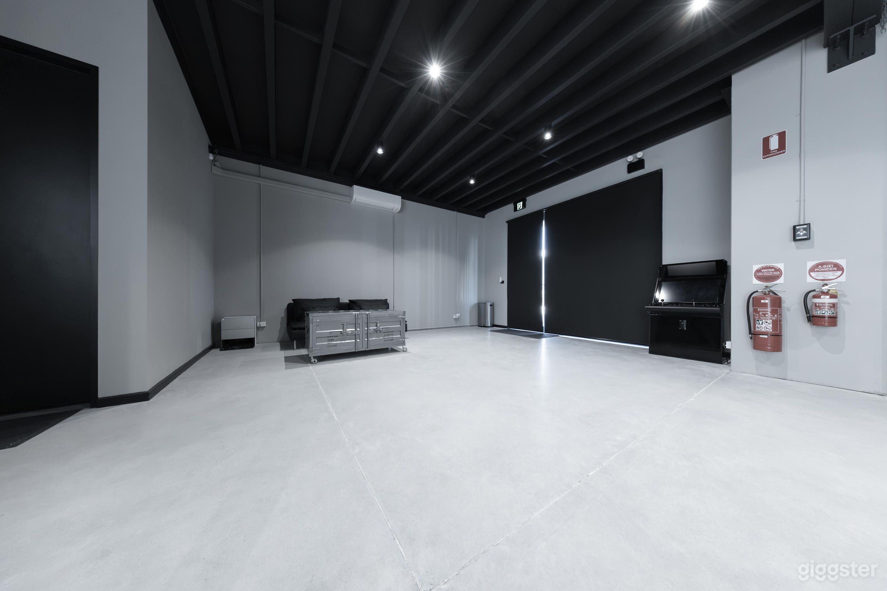 U-Shape Cyclorama Studio & MEGA Overhead Softbox, Springvale Photo 3