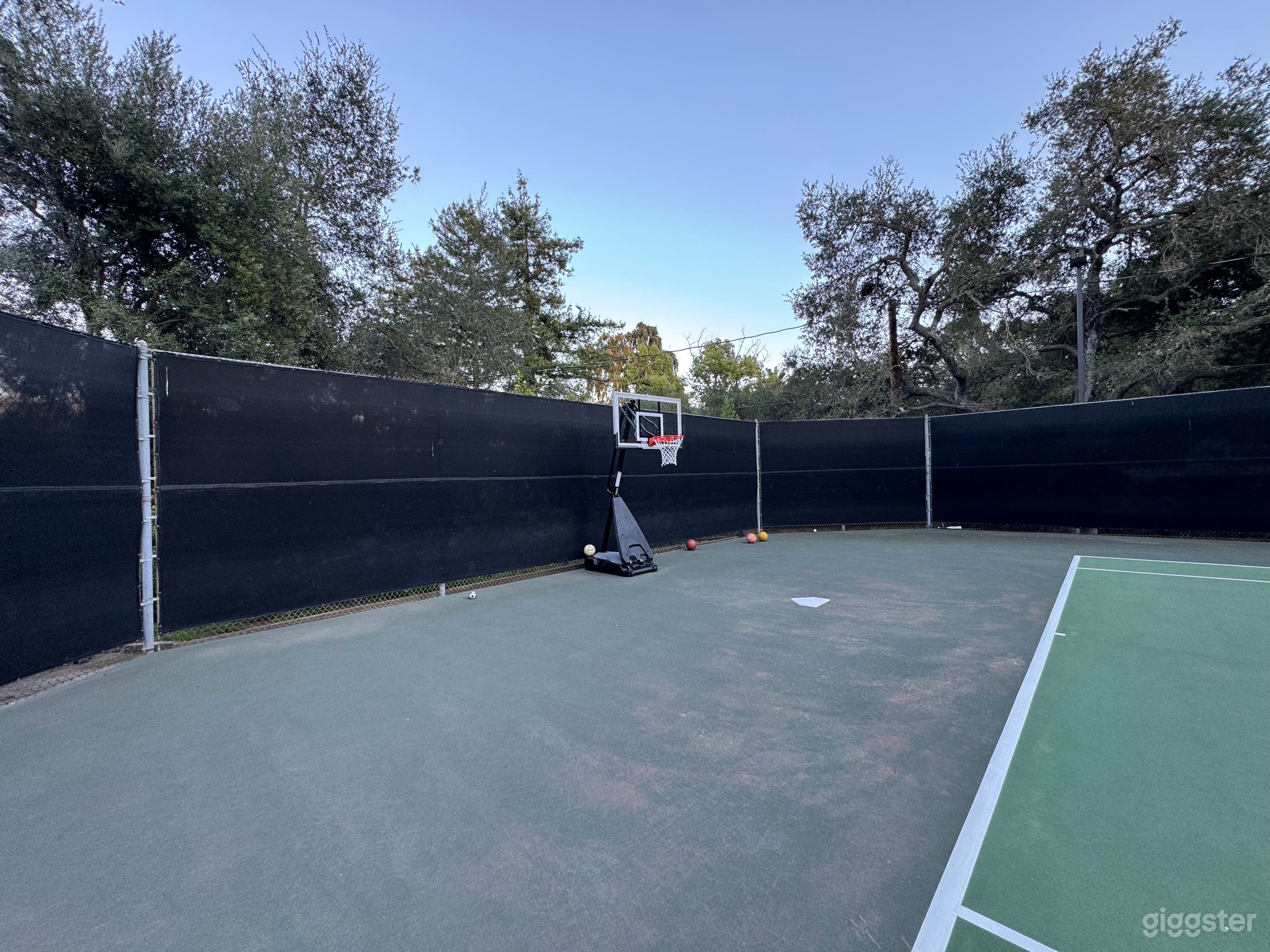 Huge private outdoor tennis and basketball  court Photo 2