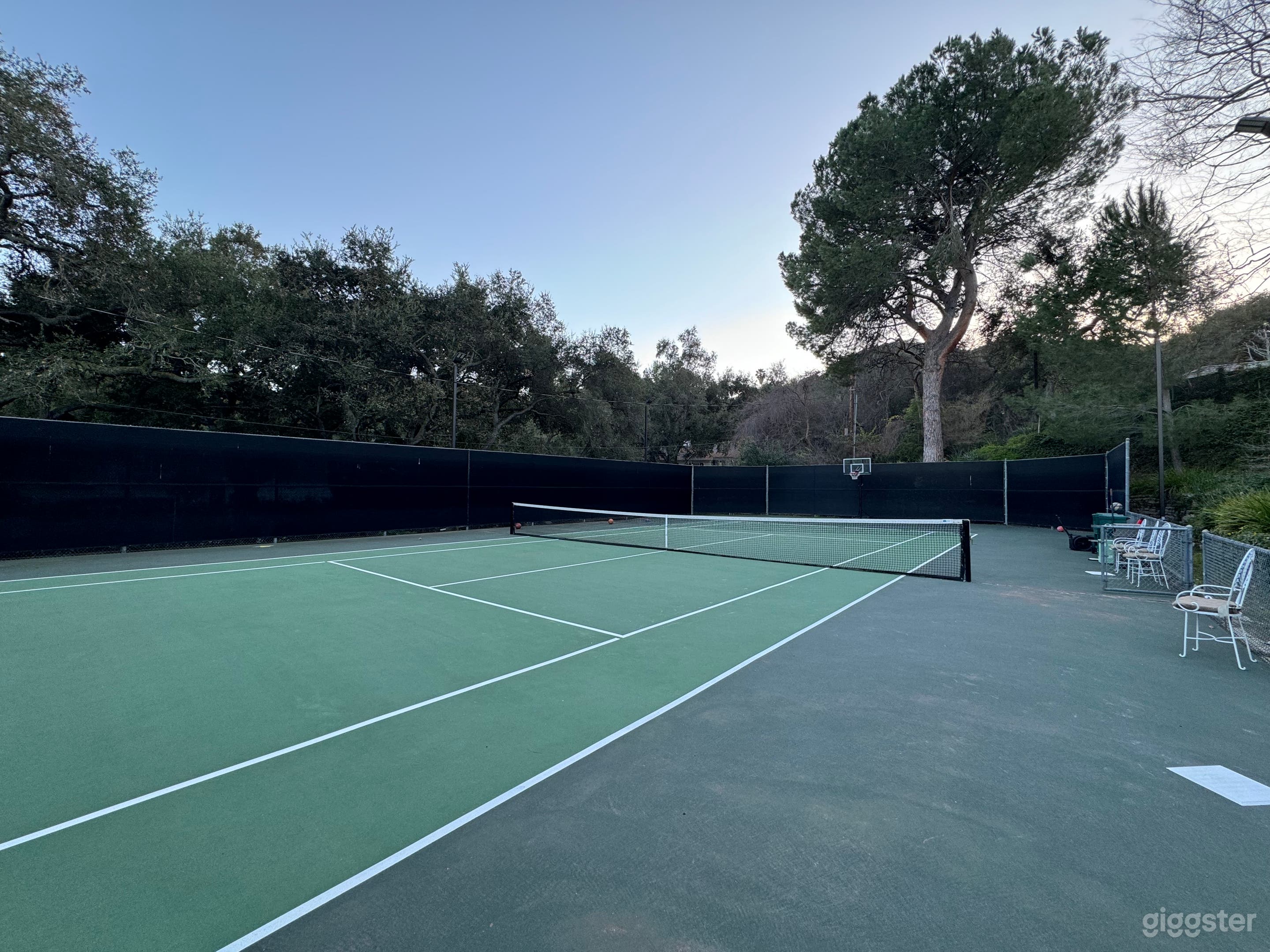 Huge private outdoor tennis and basketball  court Photo 1