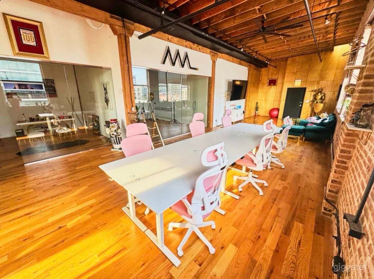 West Loop: Contemporary Podcast Penthouse loft Photo 4