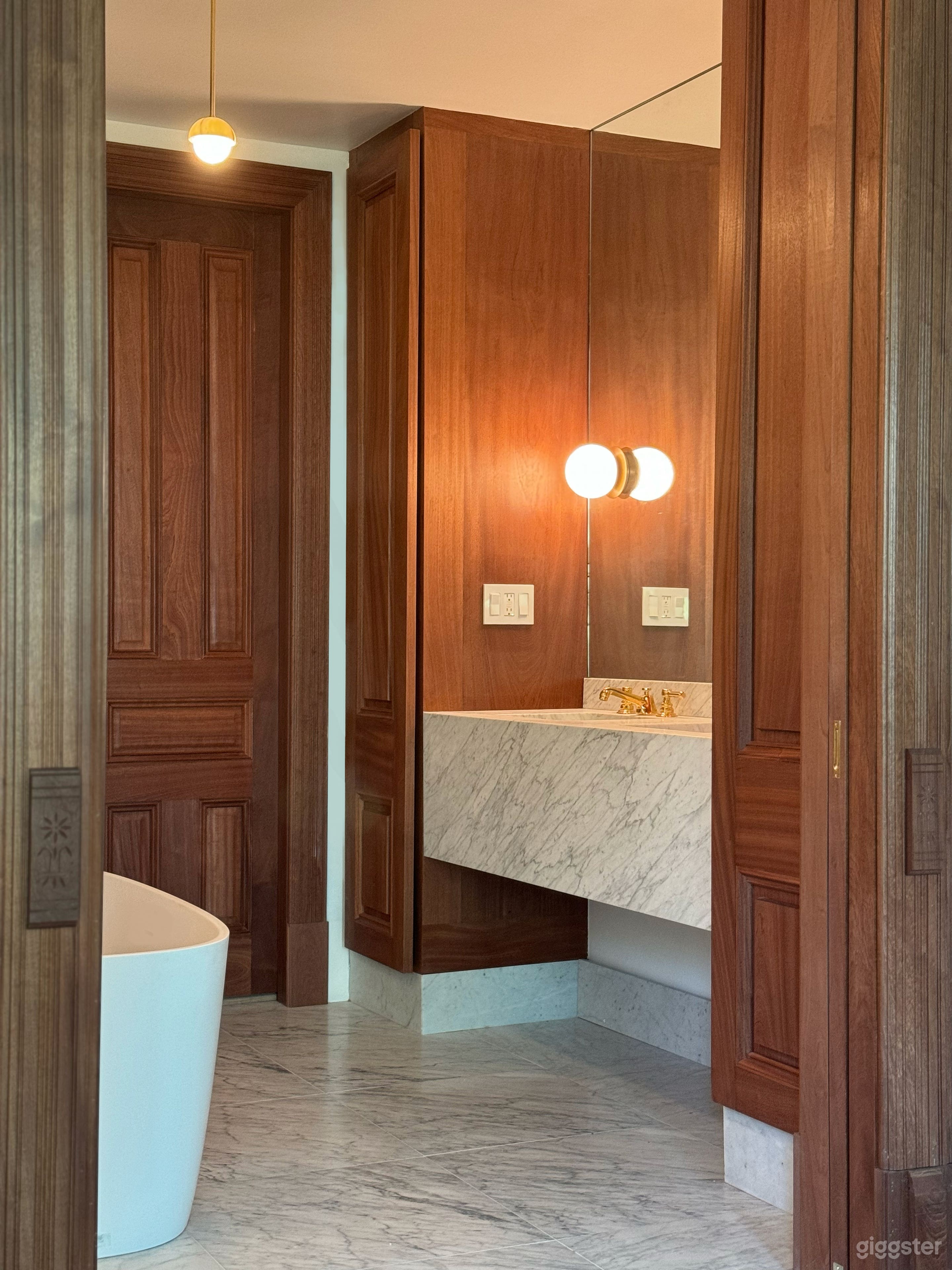 Renovated classic Brownstone apartment Photo 3