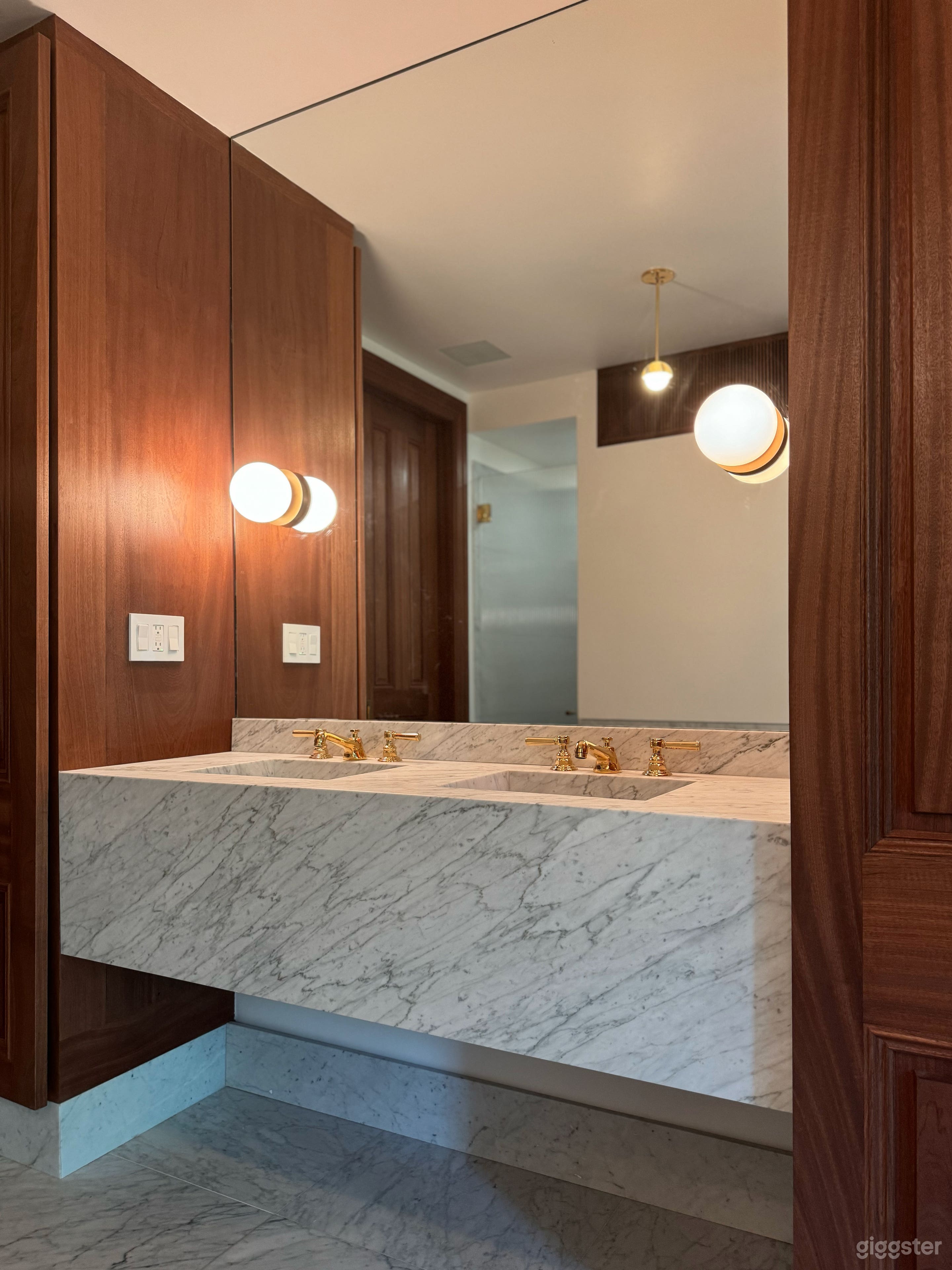 Renovated classic Brownstone apartment Photo 4