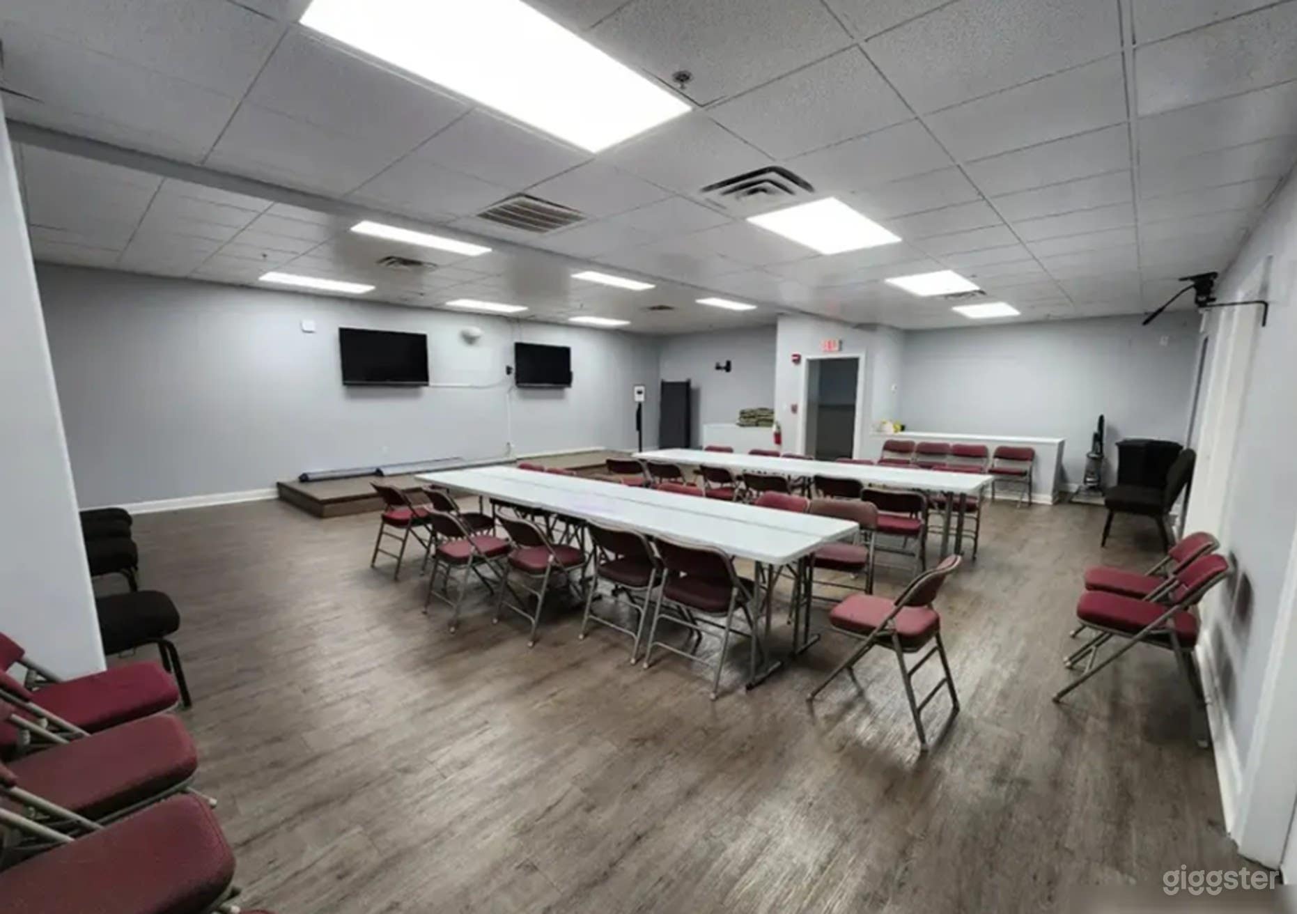 Versatile 900 sq/ft Event Space Photo 4