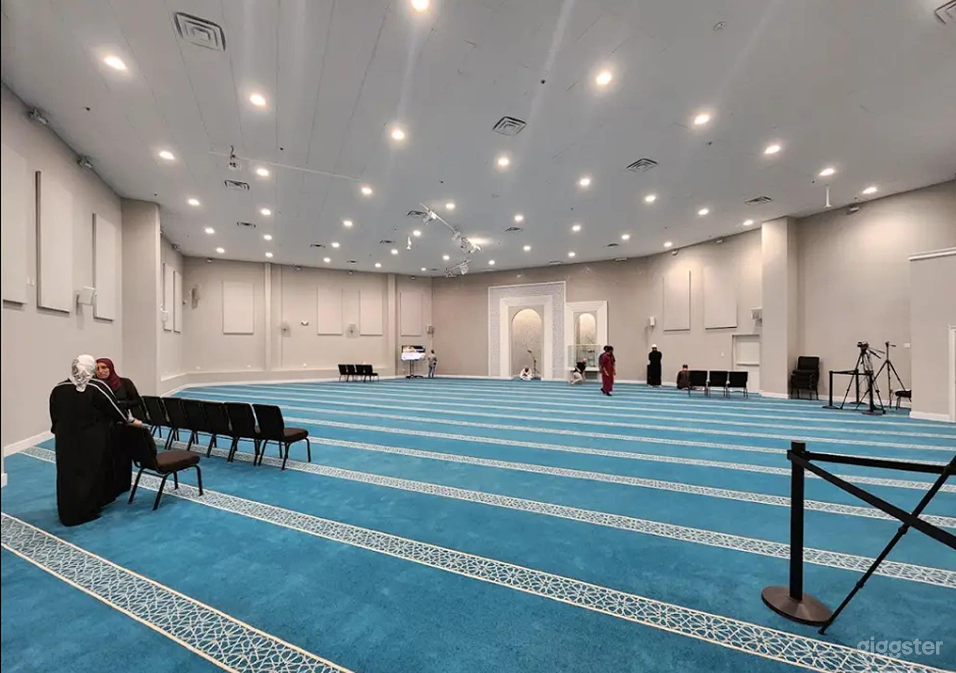 Versatile 900 sq/ft Event Space Photo 2