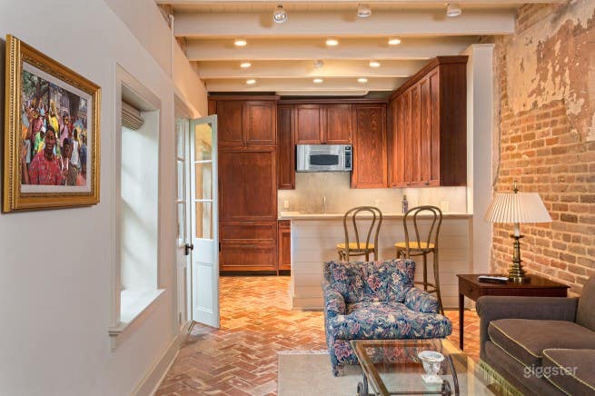 Distinctive Courtyard with 5 Unit Apt (Buyout) Photo 4