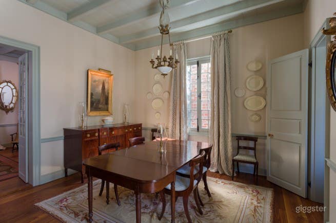 Distinctive Courtyard with 5 Unit Apt (Buyout) Photo 3