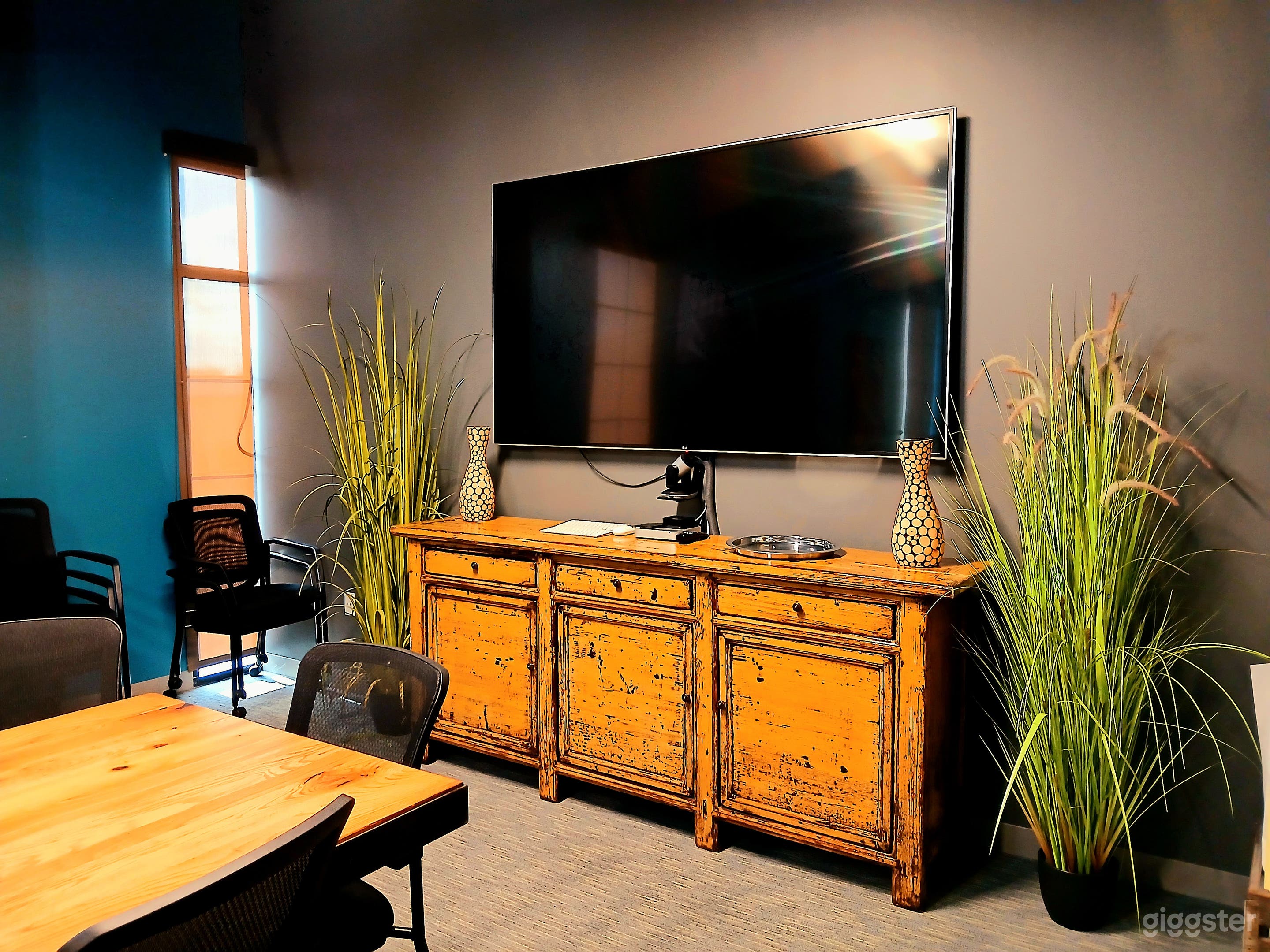 70 inch smart tv and Apple TV. Surround sound and wi-fi.