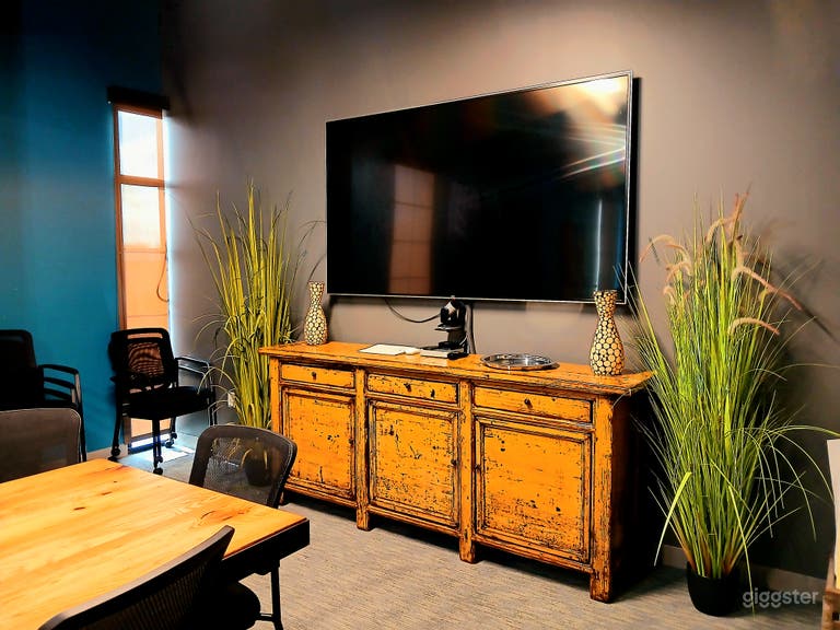  70 inch smart tv and Apple TV. Surround sound and wi-fi. 