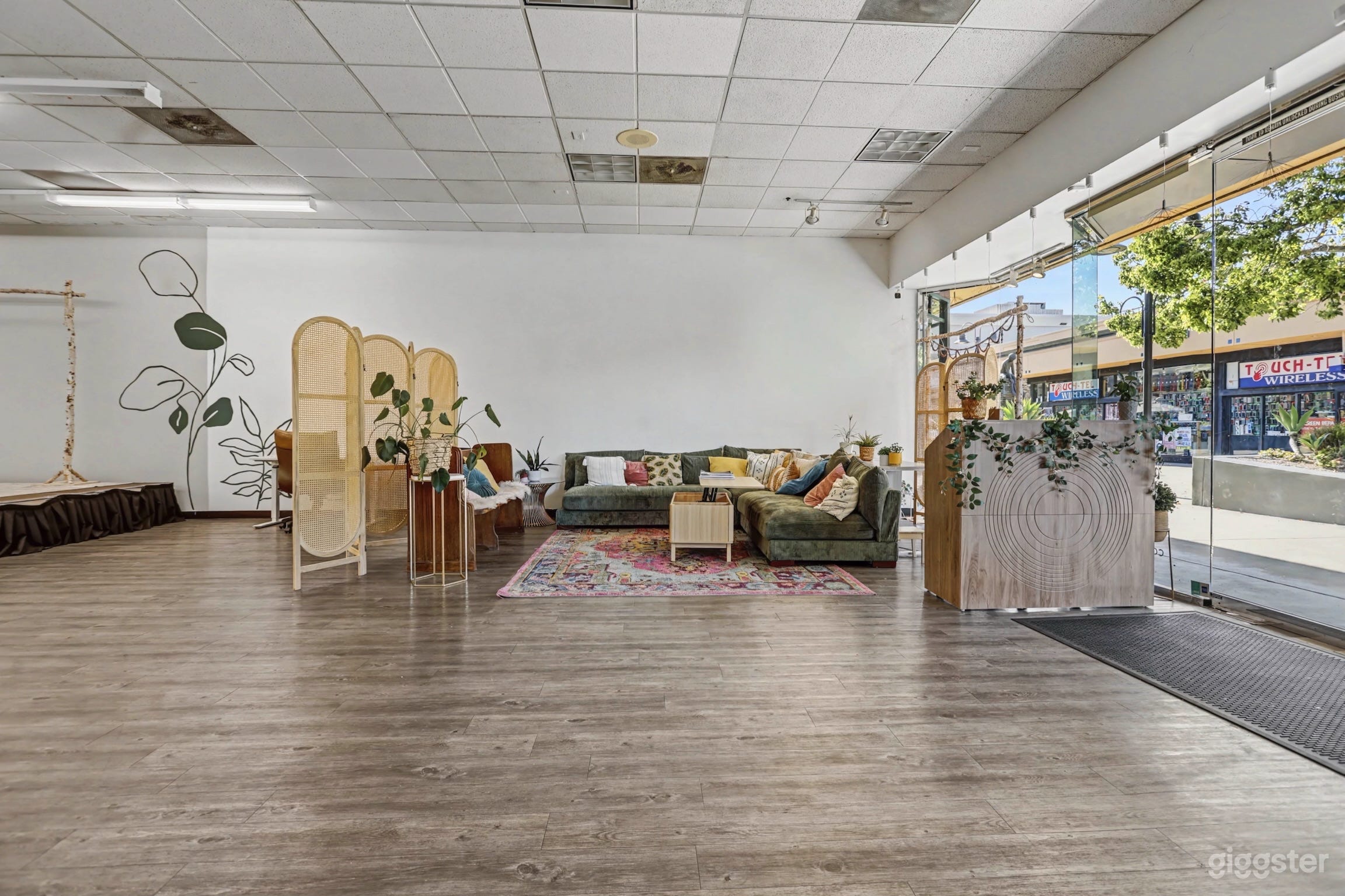 Elegant Sunlit Event Space for Showers & Celebrations Photo 3