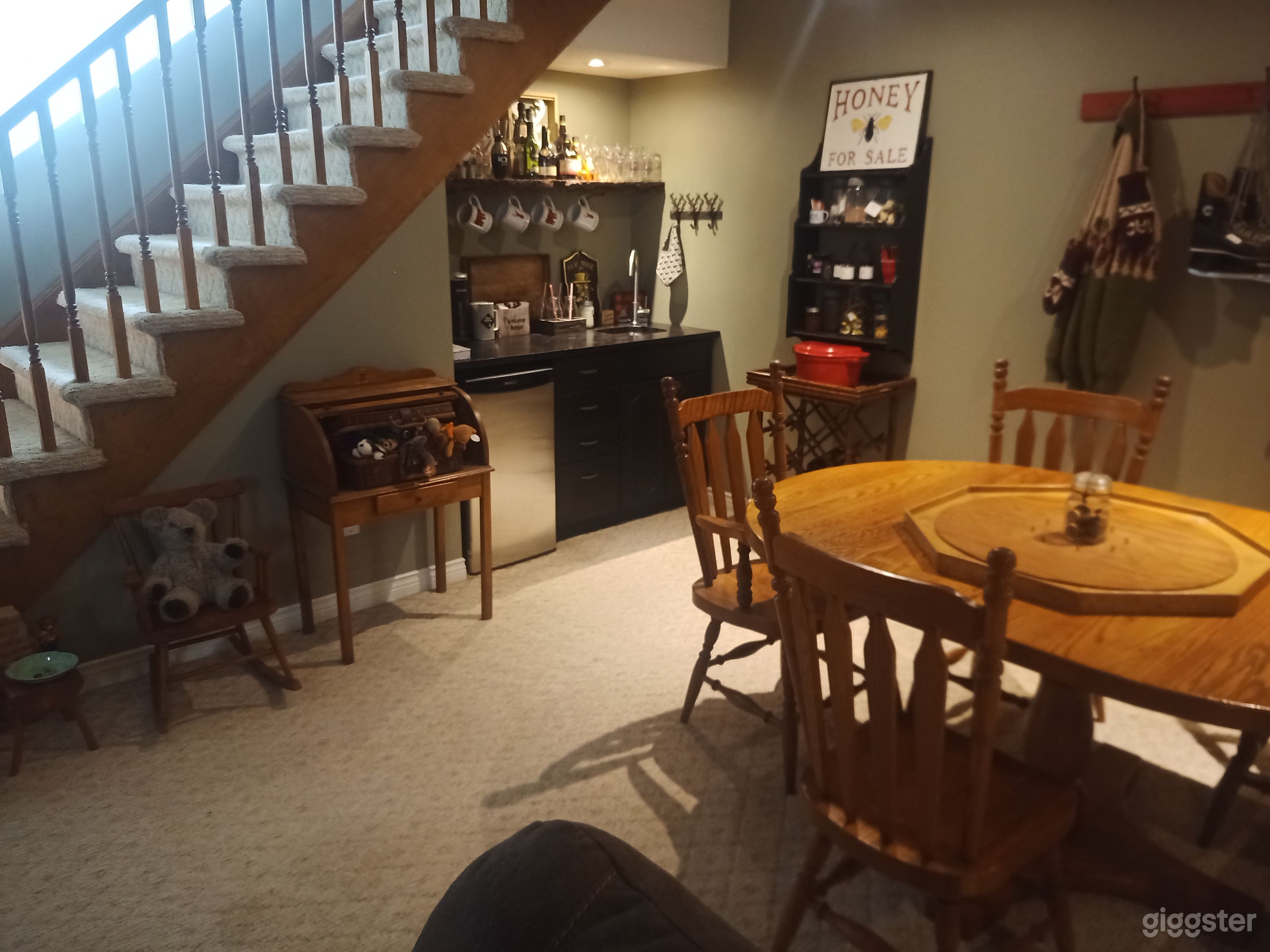 Downstairs cabin and entertainment 3.