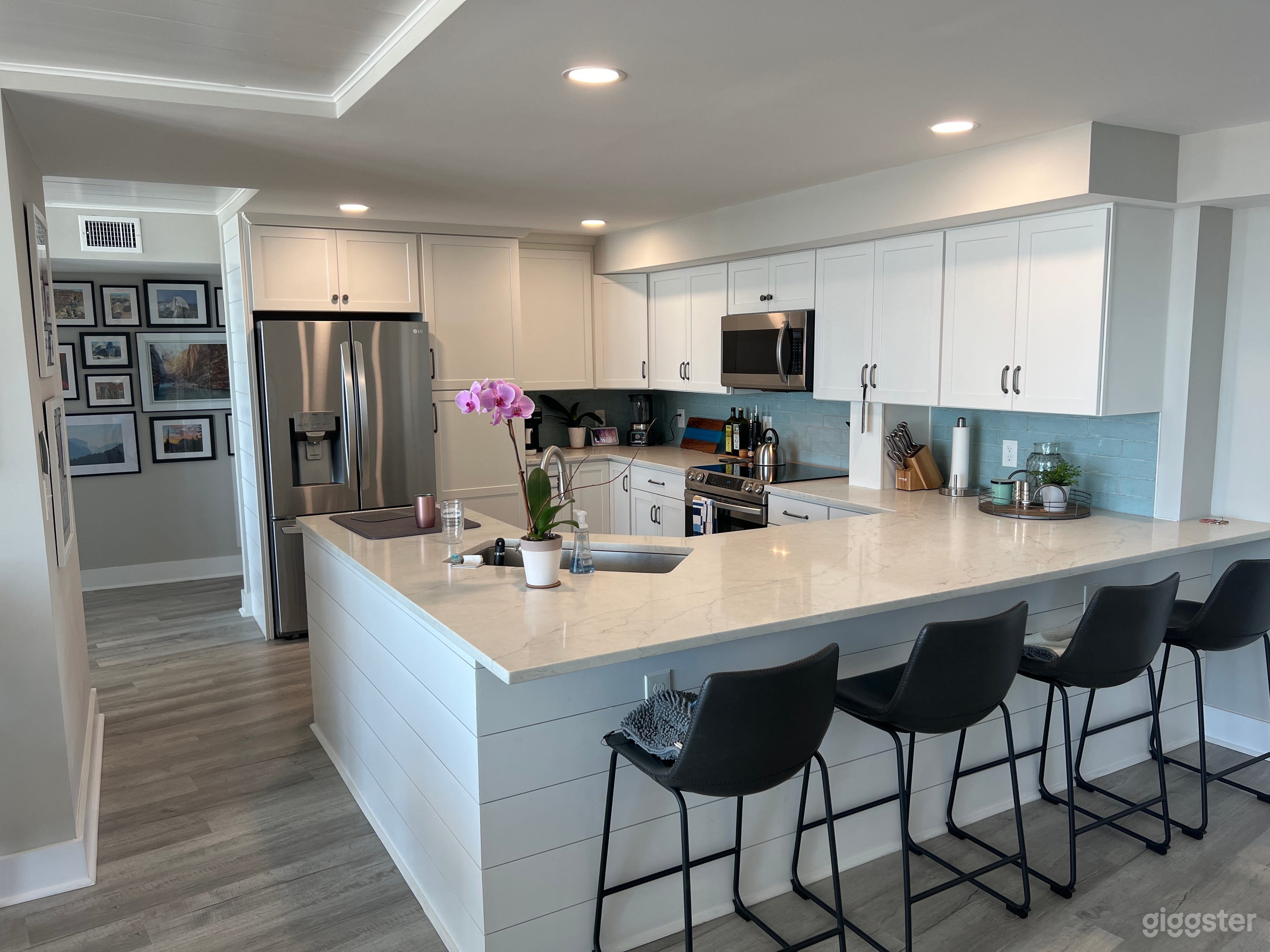 Beachfront Condo -6th floor w/ 55’ balcony & glass Photo 1