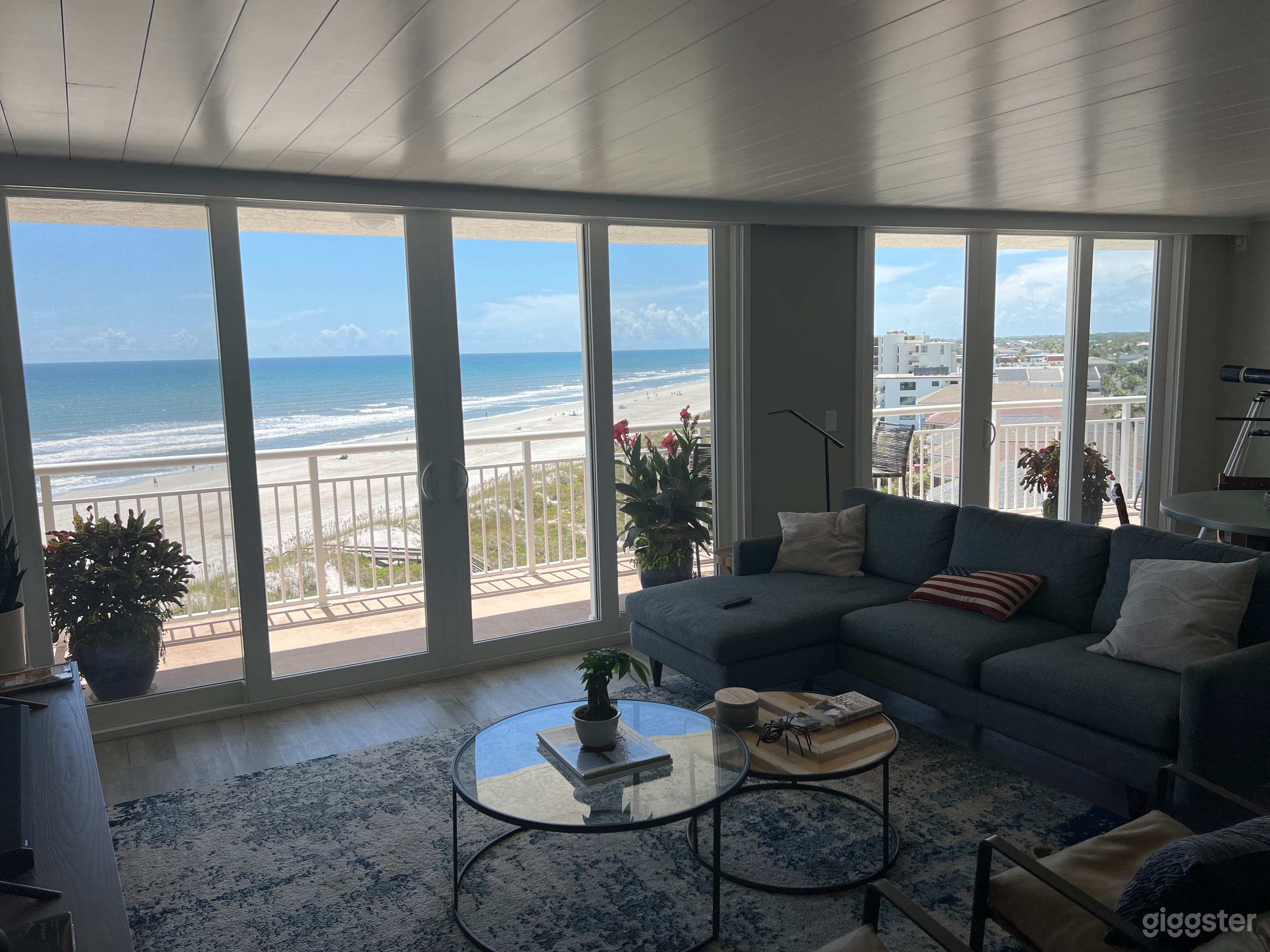 Beachfront Condo -6th floor w/ 55’ balcony & glass Photo 4