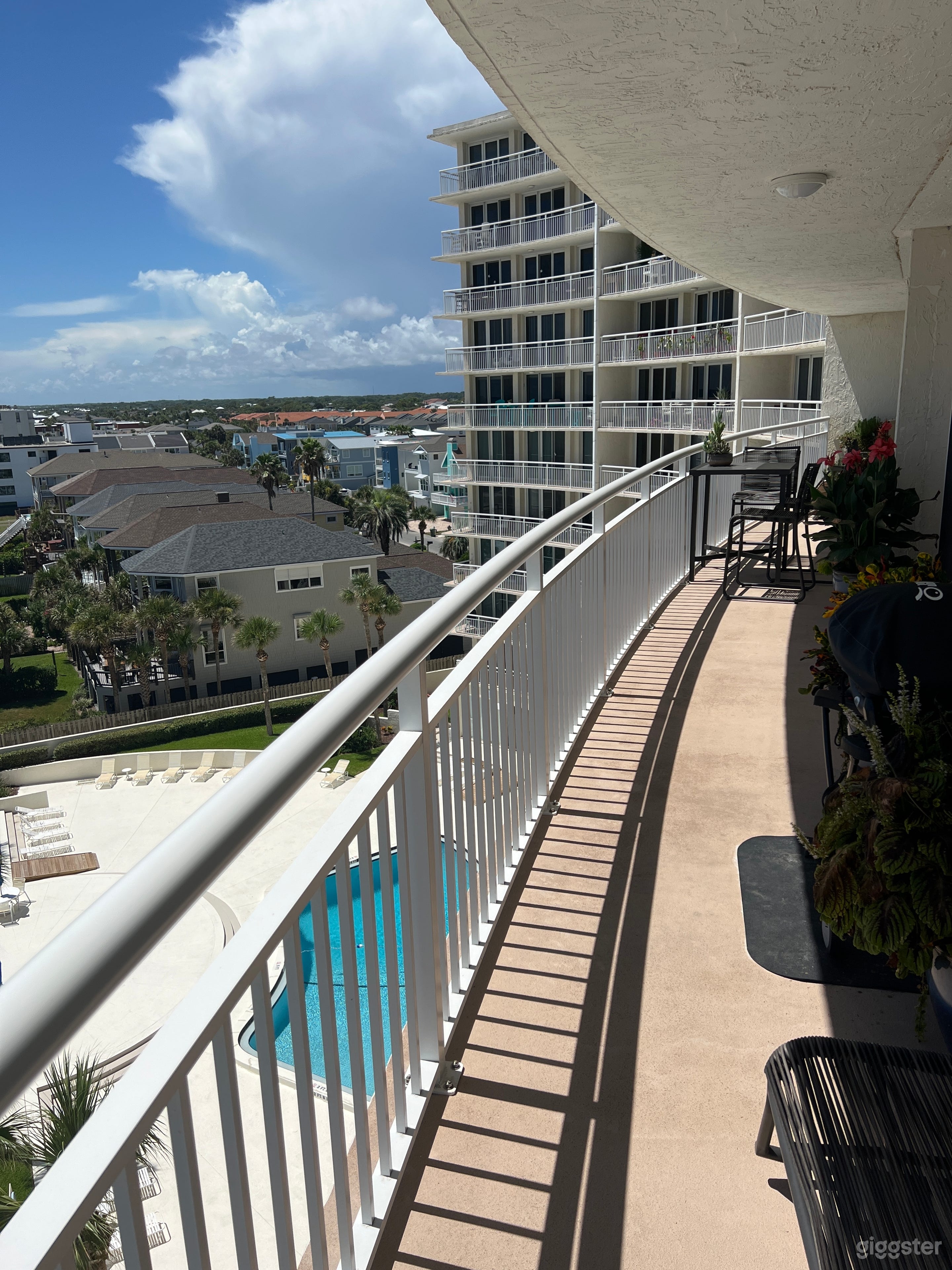 Beachfront Condo -6th floor w/ 55’ balcony & glass Photo 3
