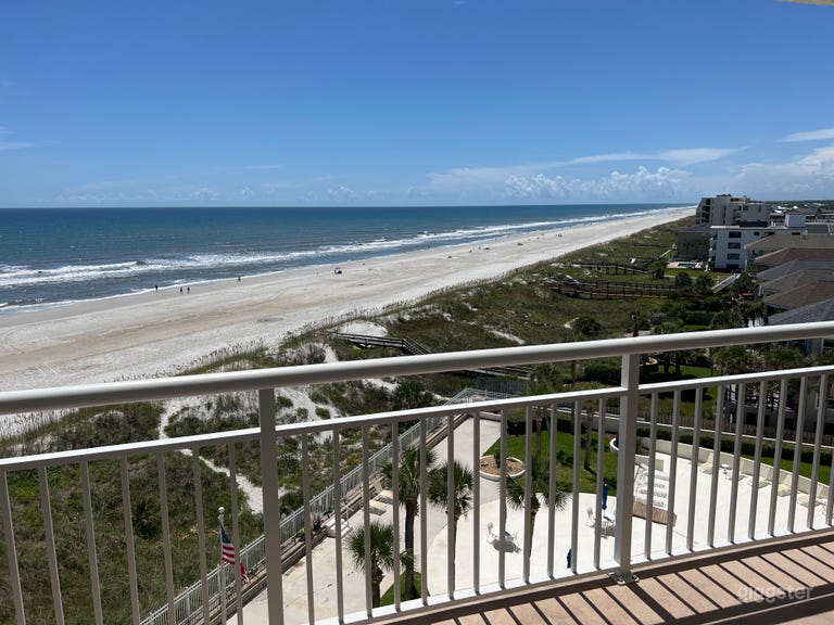  Condominio frente a la playa - 6º piso con balcón de 55’ y vidrio 