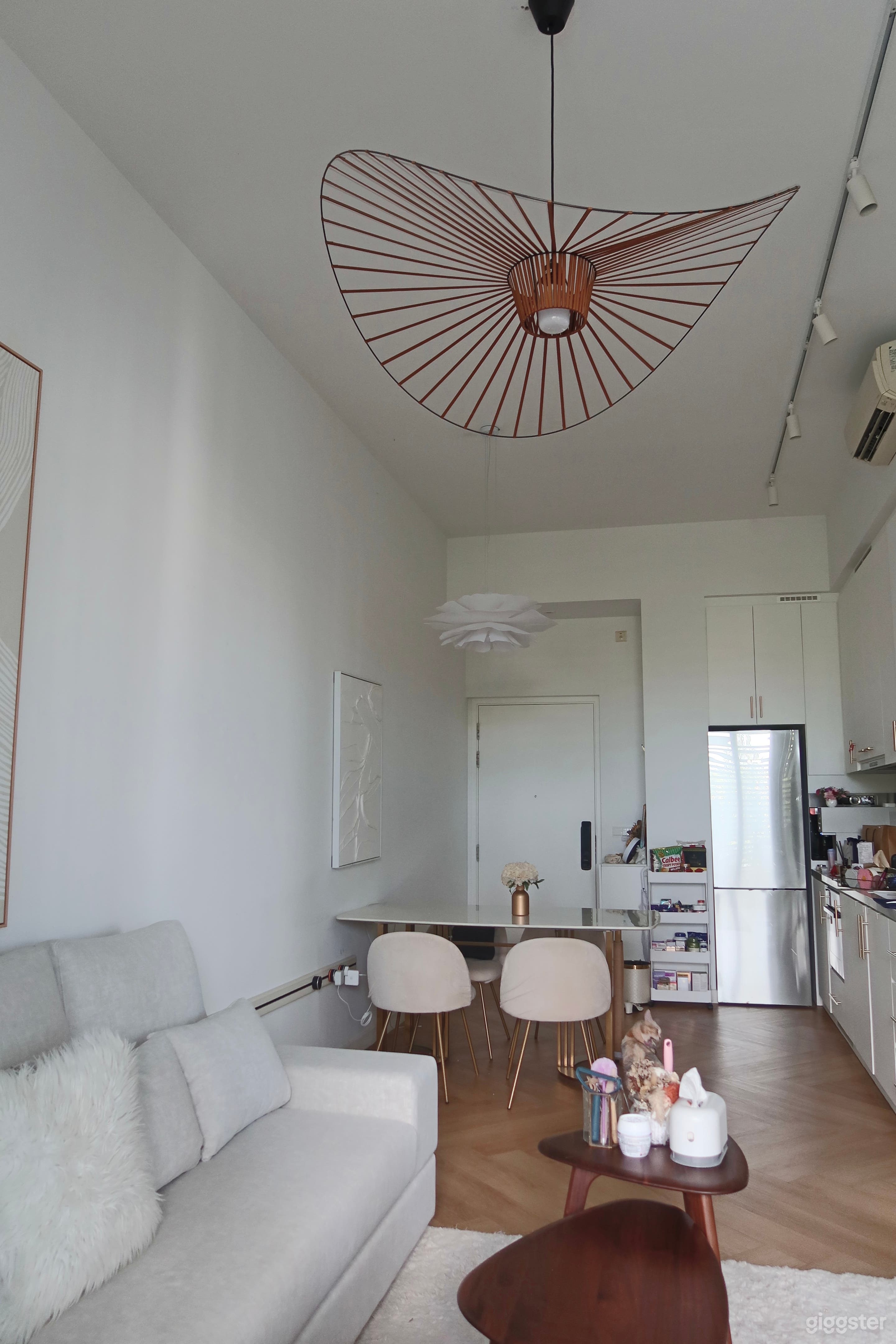 High Ceiling, Modern and minimalist Photo 2