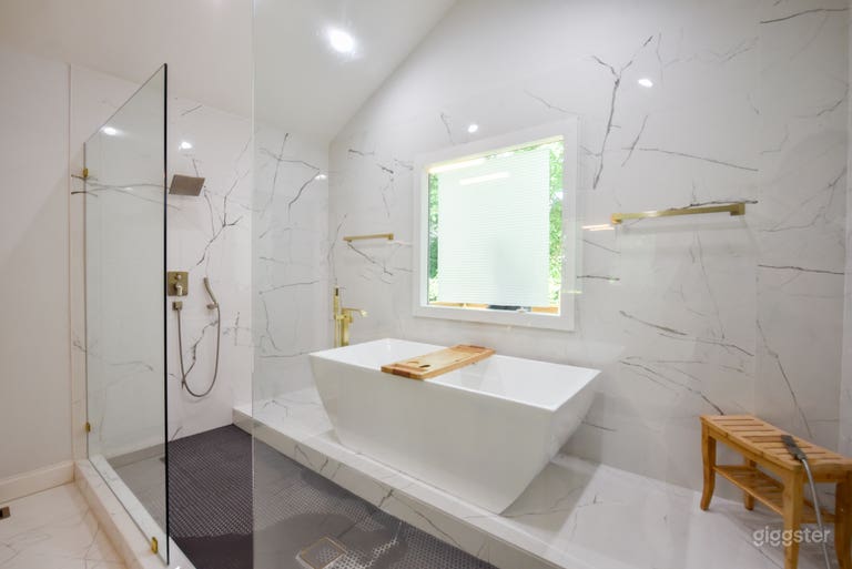  Minimalist Bungalow - Dinner, Showers, Content 