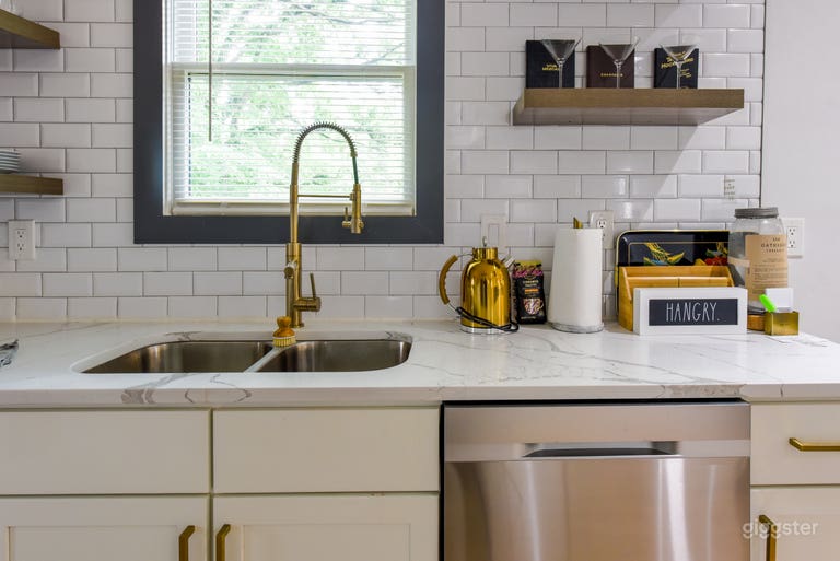  Minimalist Bungalow - Dinner, Showers, Content 