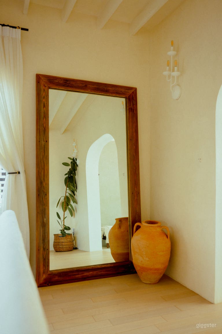  Sol y Sombra - Bright, Textured Walls, Arches 