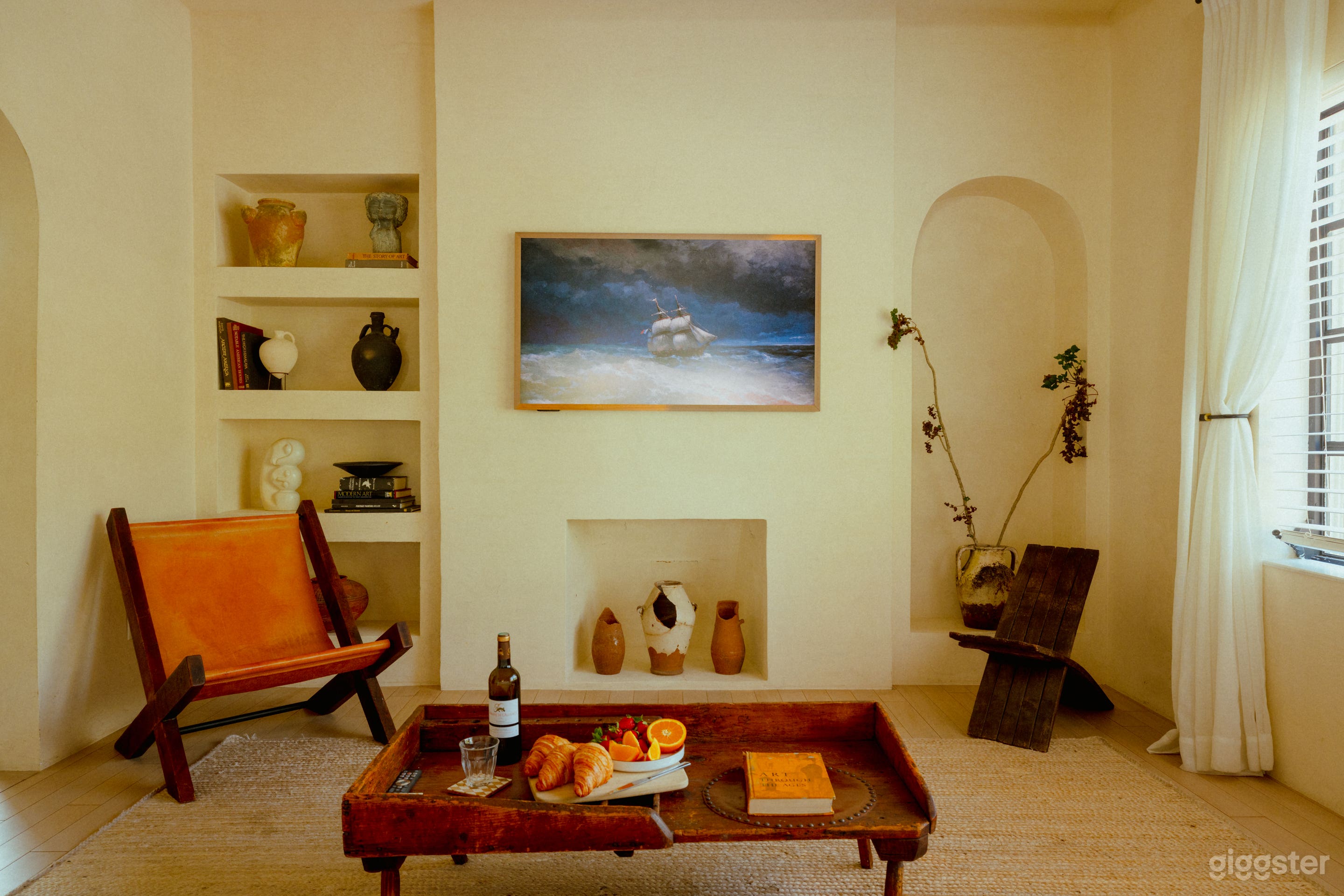 Sol y Sombra - Bright, Textured Walls, Arches Photo 4