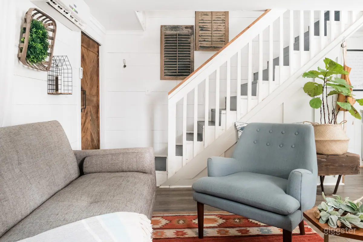 Ideal Contemporary Barn Loft with Hot Tub &amp; Fire Pit Photo 3