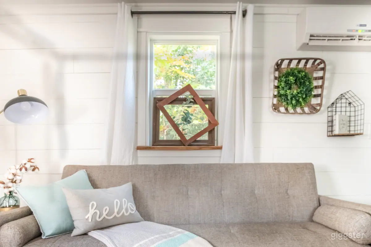 Ideal Contemporary Barn Loft with Hot Tub &amp; Fire Pit Photo 2