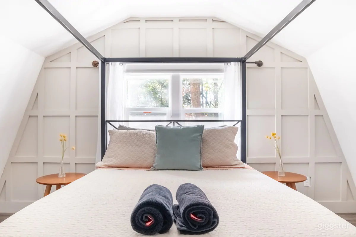 Ideal Contemporary Barn Loft with Hot Tub &amp; Fire Pit Photo 4