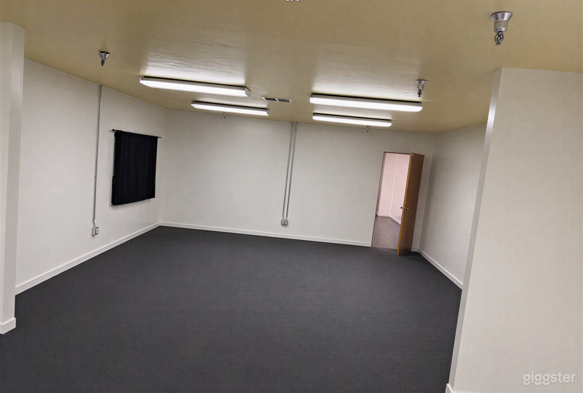 Clean, open, empty flex room Photo 1