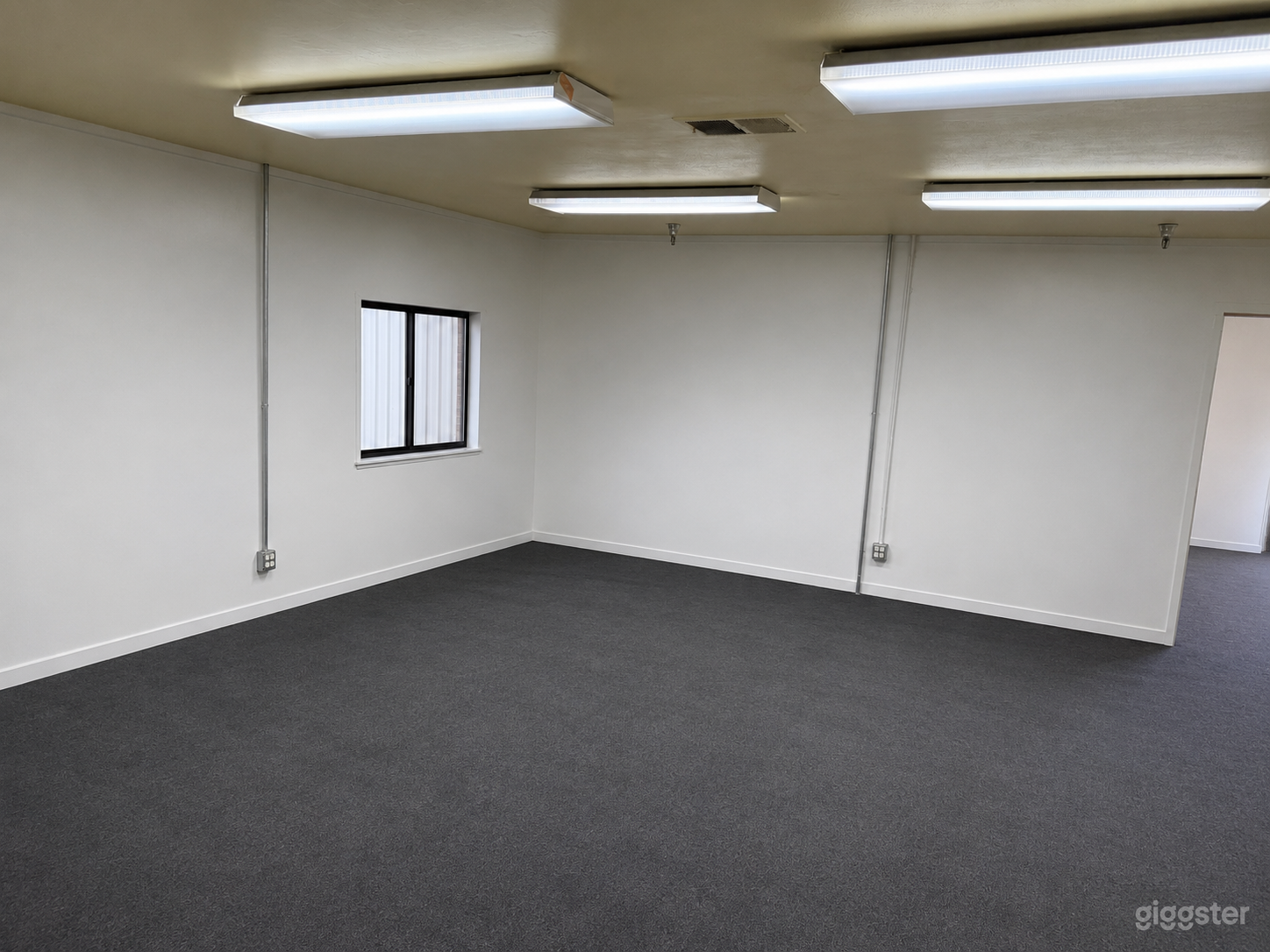Clean, open, empty flex room Photo 2
