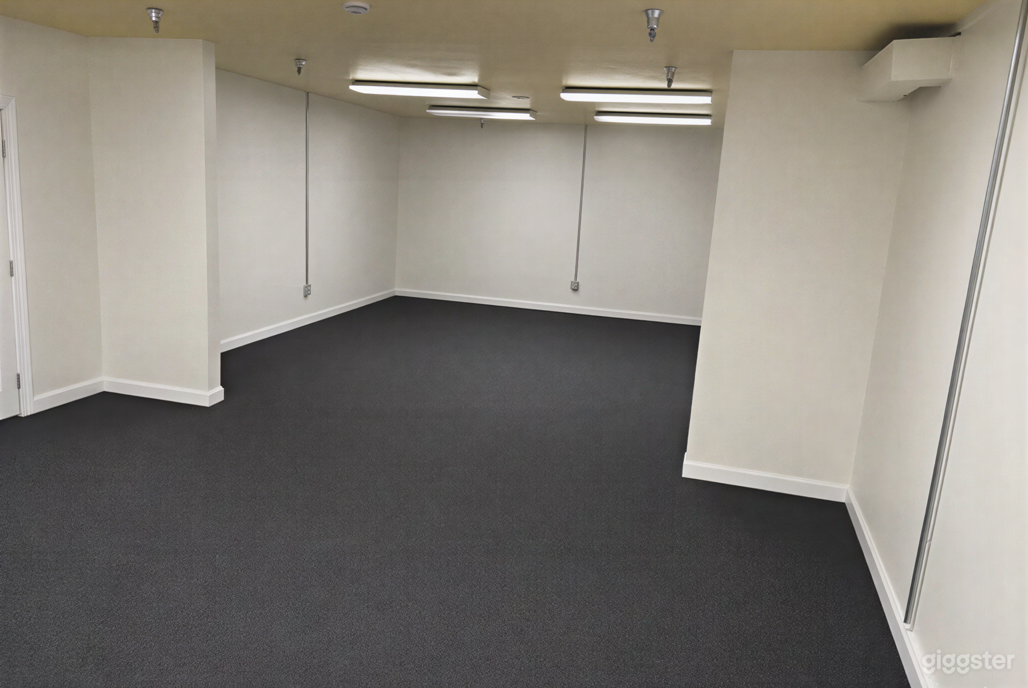 Clean, open, empty flex room Photo 4