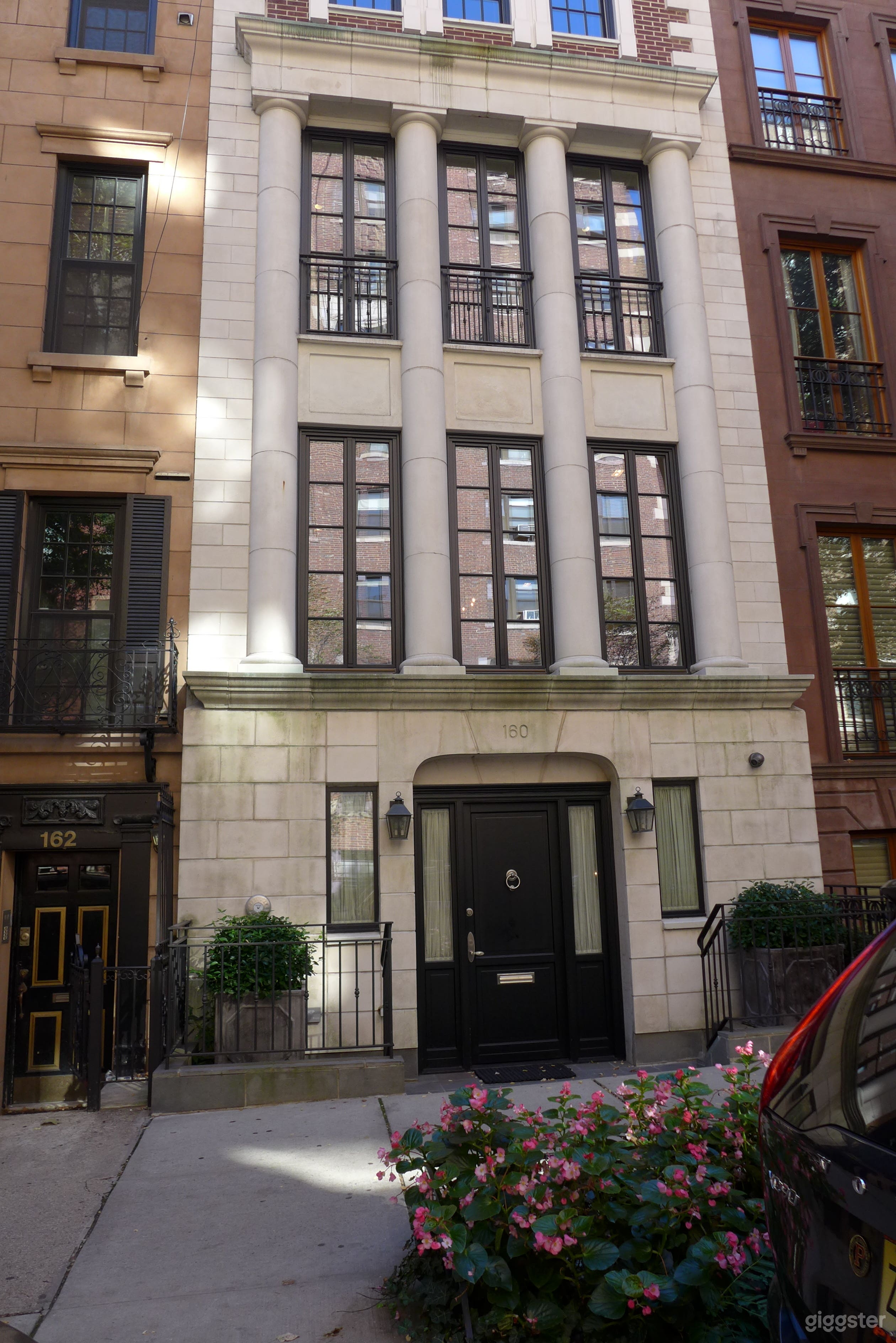 Modern Victorian Townhouse with Classic Details Photo 4