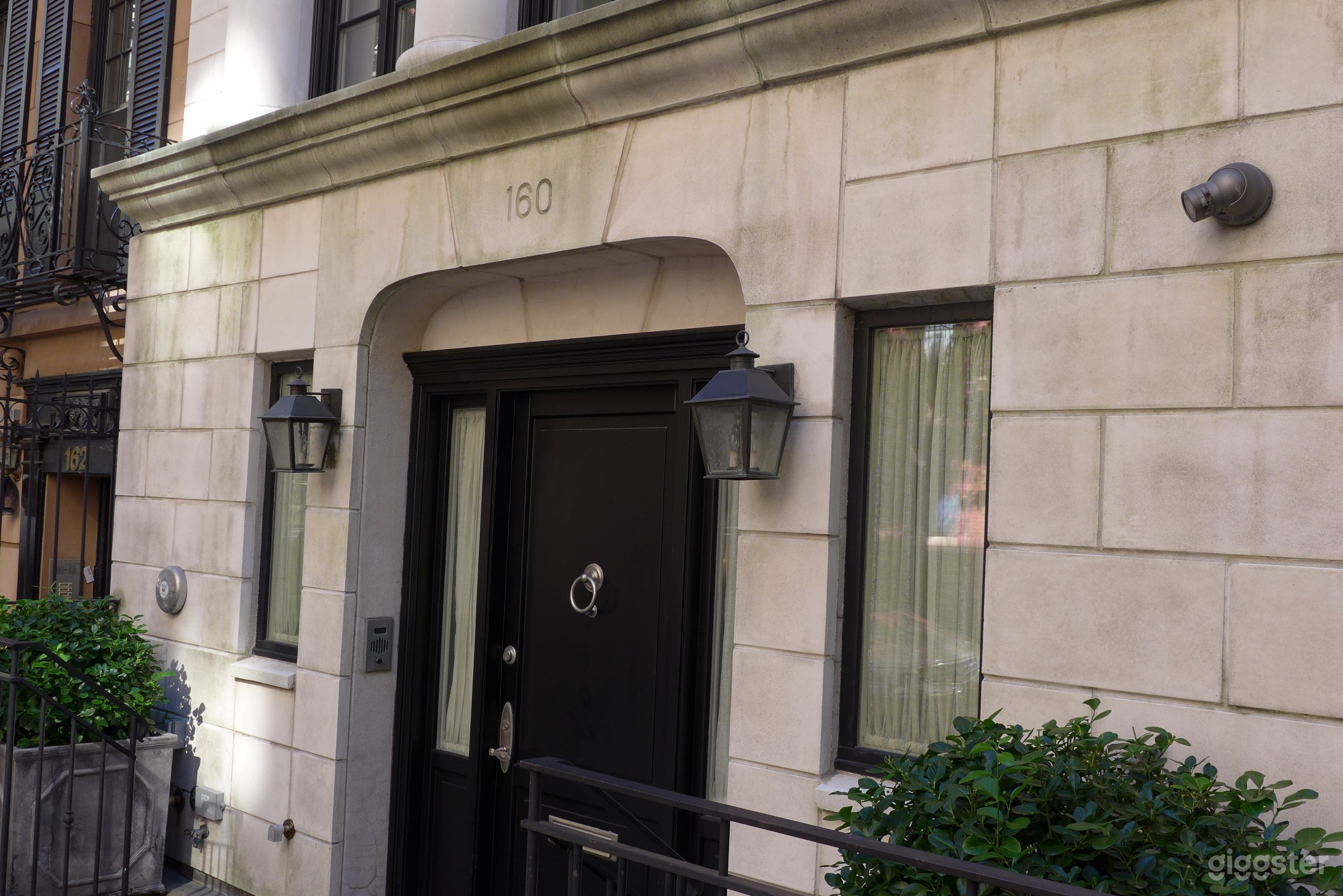 Modern Victorian Townhouse with Classic Details Photo 3