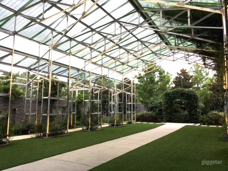  Modern Venue with Elegant Garden 