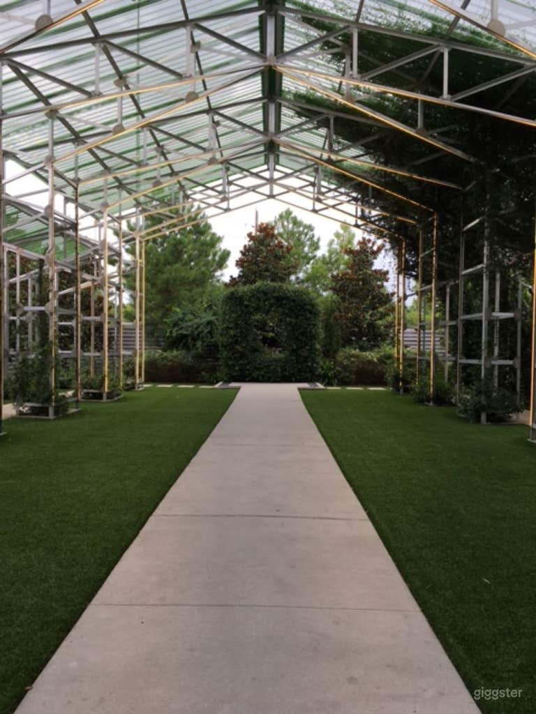  Modern Venue with Elegant Garden 