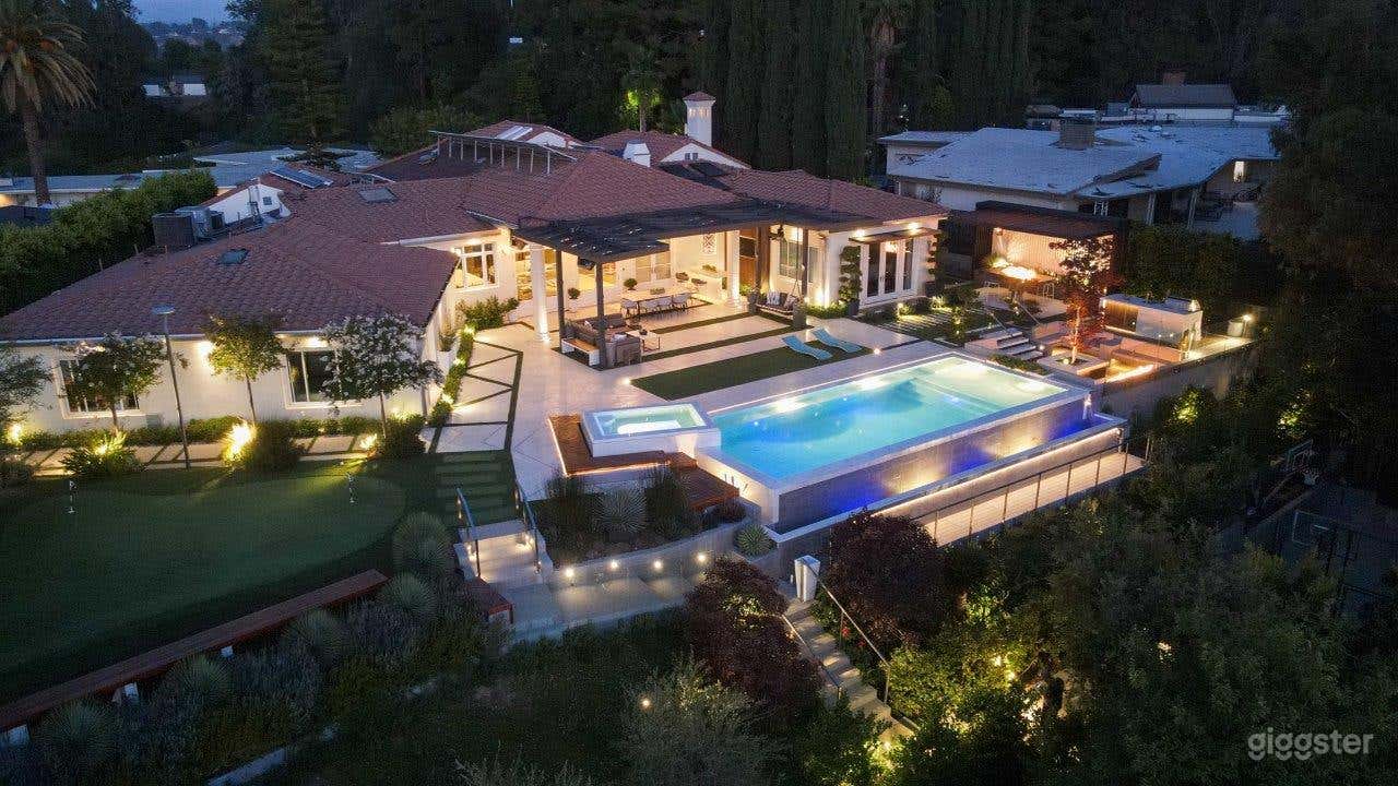 Hilltop Oasis with Stunning Views Photo 4