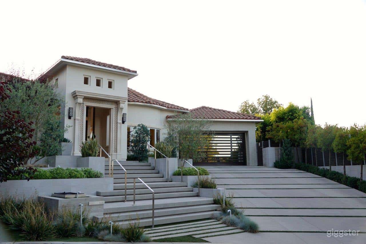 Hilltop Oasis with Stunning Views Photo 1