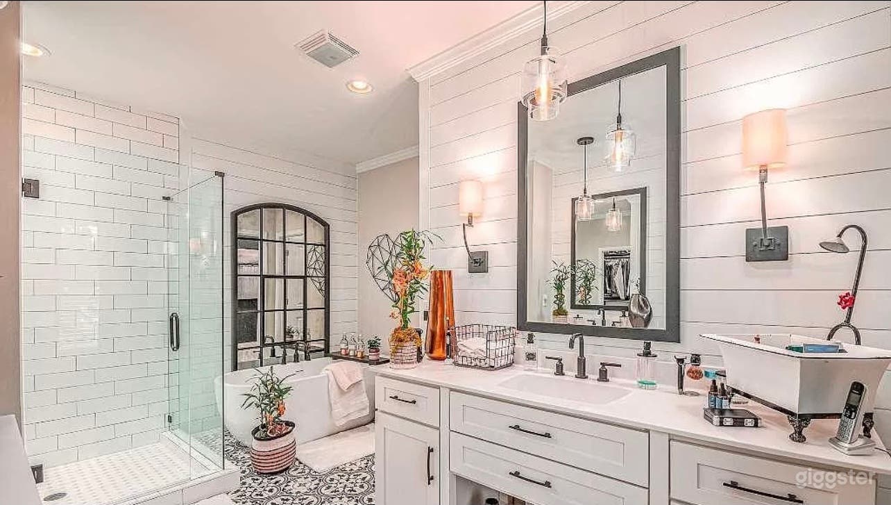 Upscale modern farmhouse Photo 3