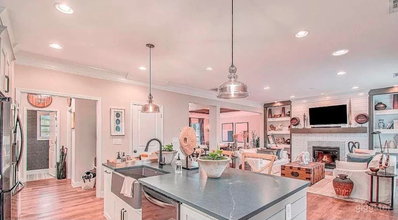 Upscale modern farmhouse Photo 2